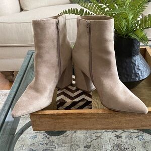 SIZE 8 A NEW DAY CULLEN ANKLE BOOT-EUC